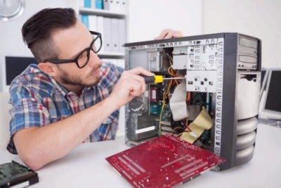 Técnico Auxiliar en Reparador de PC + IA