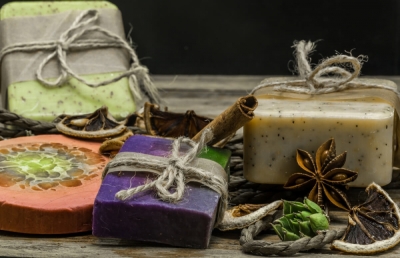 Técnico Auxiliar en Muebles, Jabones y Velas Artesanales + IA (Premium con Doble Certificación)